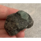 SZMARAGD SUROWY W SKALE